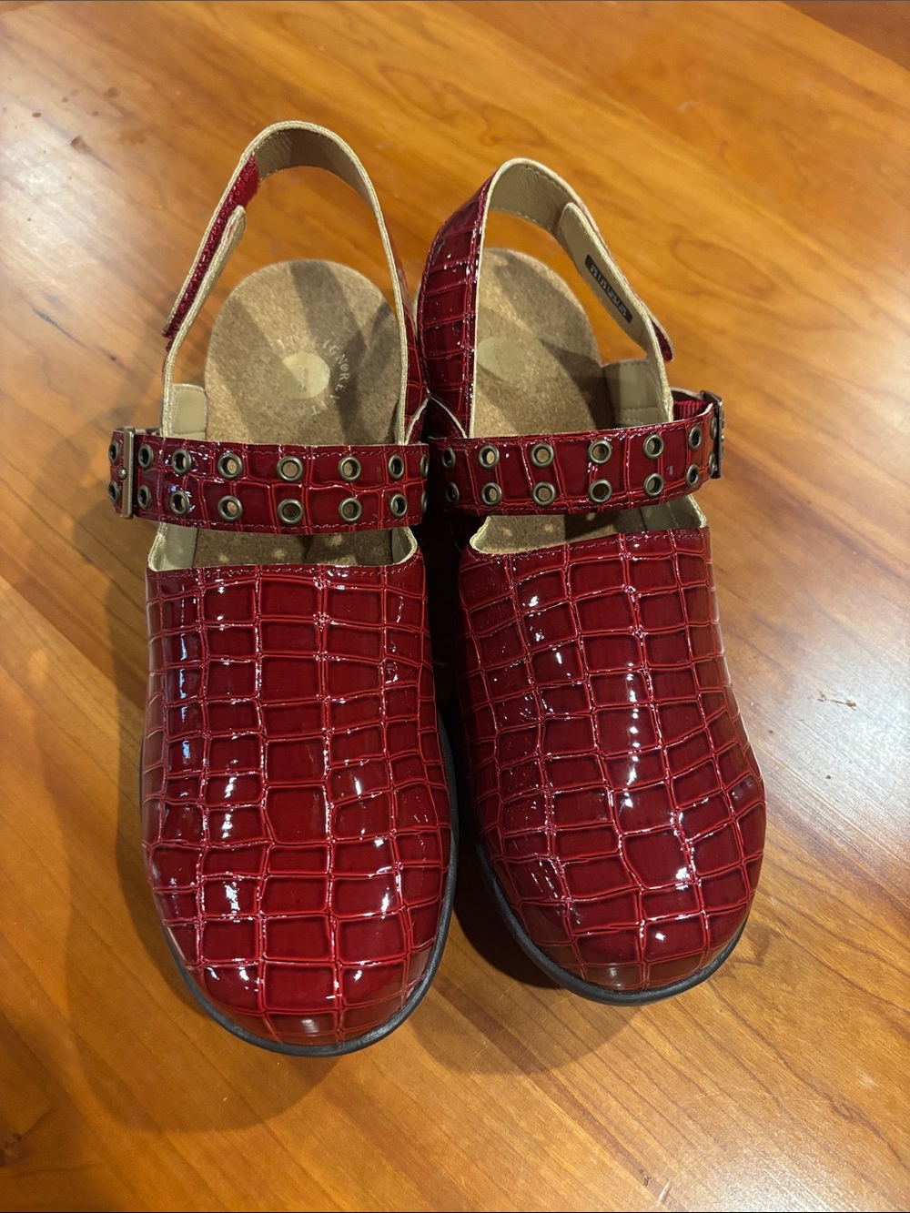 REVITALIGN Orthotic Croco Mary Jane Clogs med width